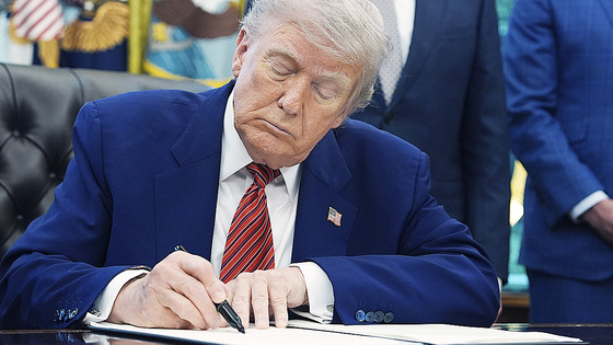 米国のドナルド・トランプ大統領が２０２５年５月２３日（現地時間）、ワシントンのホワイトハウス執務室で原子力関連の行政命令に署名している。［写真　ＡＰ＝聯合ニュース］