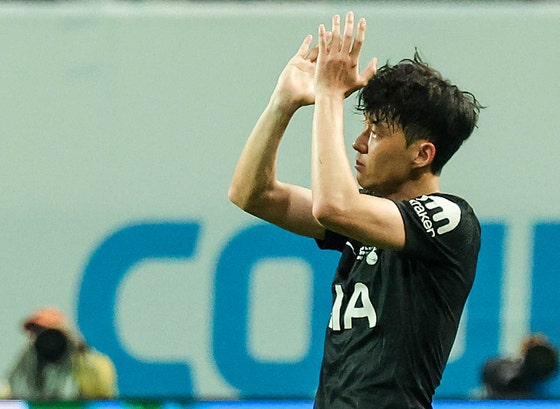 「２０２５クーパンプレイシリーズ」のトッテナム－ニューカッスル戦が３日午後、ソウルＷ杯競技場で開催された。孫興慜（ソン・フンミン）が交代で退く際、観客席に向かってあいさつしている。　ウ・サンジョ記者