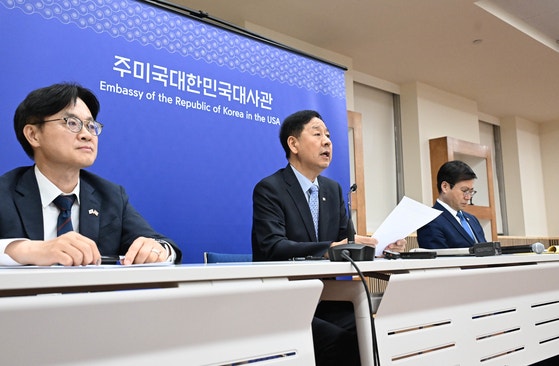 具潤哲経済副首相兼企画財政部長官が先月３０日にワシントンＤＣの在米韓国大使館で韓米通商協議結果の会見をしている。左から産業通商資源部の金正官長官、具潤哲副首相、呂翰九通商交渉本部長。［写真　ニュース１］
