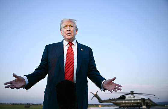 トランプ米大統領は先月２９日、韓米関税交渉の妥結を伝えながら、２週以内に李在明（イ・ジェミョン）大統領がホワイトハウスを訪問するとし、韓米首脳会談開催の可能性に言及した。写真は３日（現地時間）、ペンシルベニアからホワイトハウスに戻りながら記者の質問に答える姿。　［ＡＦＰ＝聯合ニュース］