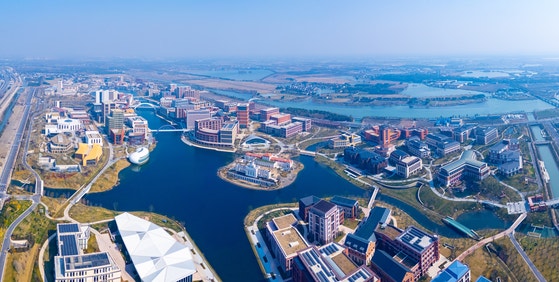 中国・上海の練秋湖に造成されたファーウェイ（華為）の研究開発（Ｒ＆Ｄ）センター全景。サッカー場２２５個分の広さに、ホテル以上に高級で快適な施設が整備されている。平均年齢３１．６歳の研究員２万４０００人が研究に没頭できる環境が整っている。［写真　Ｓｈｕｔｔｅｒｓｔｏｃｋ］