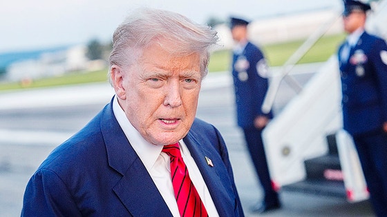 米国のドナルド・トランプ大統領が３日（現地時間）、ペンシルベニア州のリーハイ・バレー国際空港で大統領専用機（エアフォース・ワン）に搭乗する前に取材陣と言葉を交わしている。［写真　ＡＰ＝聯合ニュース］