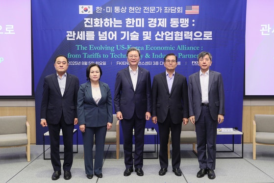 金昌範（キム・チャンボム）韓国経済人協会副会長など来賓が５日、ソウル汝矣島ＦＫＩタワーカンファレンスセンターで開催された「進化する韓米経済同盟：関税を越えて技術および産業協力に」座談会で記念撮影をしている。　［写真　韓国経済人協会］