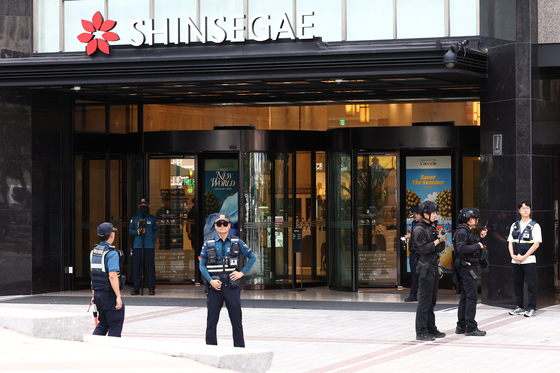 ５日午後、警察がソウル市中区にある新世界百貨店本店の出入口を封鎖している。この日、あるインターネットコミュニティに同百貨店の内部に爆発物を仕掛けたという脅迫文が投稿され、警察特攻隊などが現場に出動して調査中だ。［写真　ニュース１］