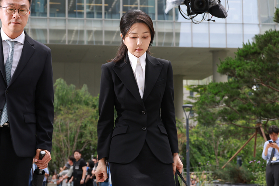 尹錫悦前大統領夫人の金建希氏が６日午前、ソウル鍾路区のＫＴ光化門ビルディングＷｅｓｔにある閔中基特検チームに被疑者として初めて出頭した。　［聯合ニュース］