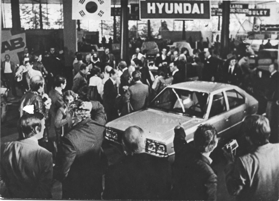  １９７４年、イタリアのトリノ・モーターショーに展示されたポニー。デザインは完成したが生産は始めていない時だった。ポニーは１９７６年初めに正式に発売された。［写真　ポニー鄭財団］