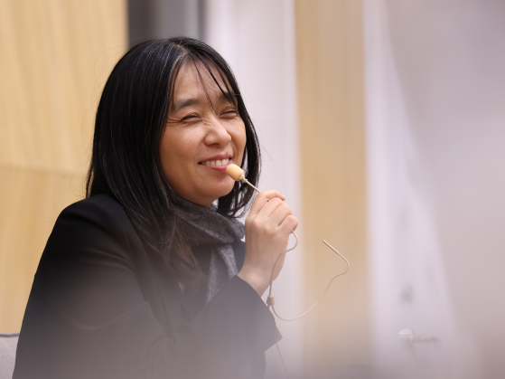 昨年１２月、スウェーデン・ストックホルムでスウェーデン出版社「ナトゥール・オク・クルトゥール」で開かれた韓国記者団との記者懇談会に出席した作家の韓江（ハン・ガン）氏。［写真　ニュース１］