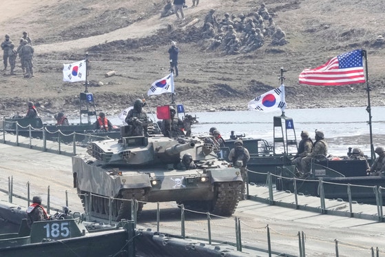 今年３月、韓米連合訓練に参加した両国将兵が臨津江（イムジンガン）で渡河訓練をしている。　［ＡＰ＝聯合ニュース］