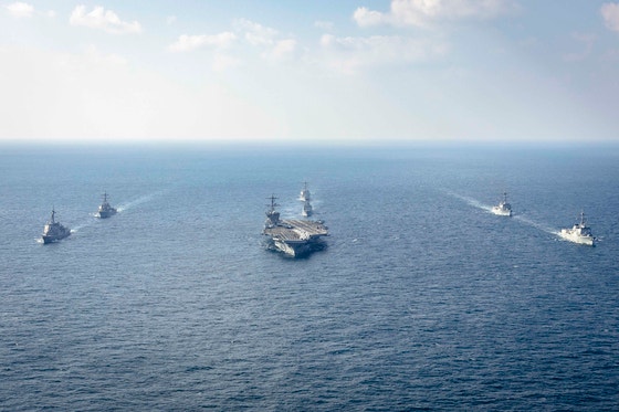 昨年１１月、米空母「ジョージ・ワシントン」など韓米日連合訓練（Ｆｒｅｅｄｏｍ　Ｅｄｇｅ）に参加した艦艇が済州沖を航海している。　［ＡＰ＝聯合ニュース］