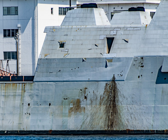 日本のある軍事系インフルエンサーが、横須賀港に停泊中の米海軍のズムウォルト級ミサイル駆逐艦「マイケル・モンスーア（ＵＳＳ　Ｍｉｃｈａｅｌ　Ｍｏｎｓｏｏｒ）」の写真を、今月３日、Ｘ（旧ツイッター）に投稿した。ボロボロになった外壁のあちこちに錆が見え、油が漏れた痕跡も確認できる。［Ｘ　キャプチャー］