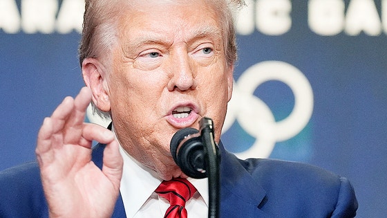 トランプ米大統領が５日にワシントンで「２０２８ロス五輪タスクフォース設立」の大統領令に署名した後、記者らの質問に答えている。［写真　ＡＰ＝聯合ニュース］