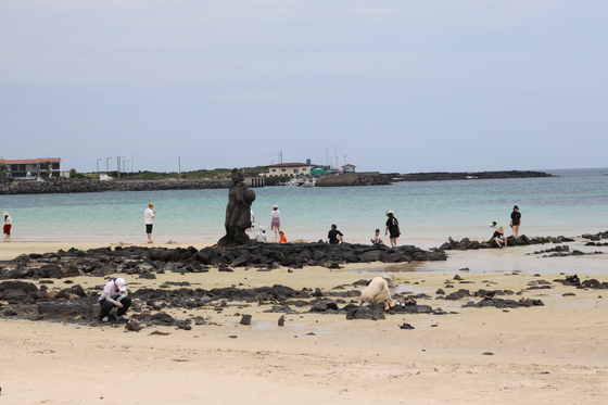 ３日午前、済州市牛島面下古水洞の海水浴場　［聯合ニュース］