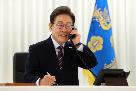 韓国の李在明（イ・ジェミョン）大統領が就任３日目の６月６日夜、ソウル漢南洞（ハンナムドン）の官邸で米国のドナルド・トランプ大統領との電話会談のため受話器を取っている様子。［写真　大統領室写真記者団］