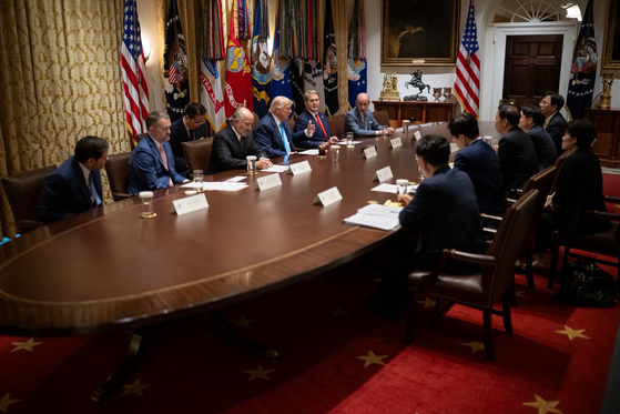 韓国交渉団を前に発言するトランプ大統領［Ｘ　キャプチャー］