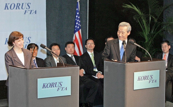２００７年４月、韓米ＦＴＡ交渉妥結後にソウル市内のホテルで開かれた記者会見での米国のカトラー首席代表（左）と韓国の金宗壎首席代表。［中央フォト］
