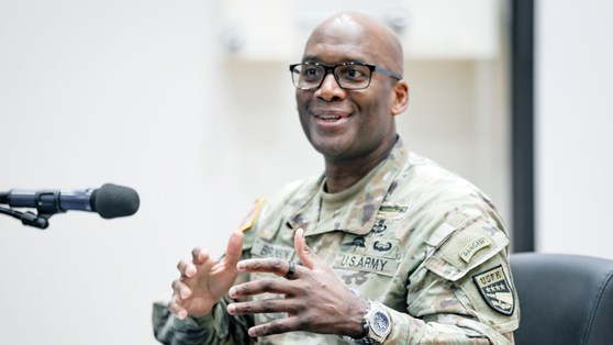 エグザビエル・ブランソン在韓米軍司令官が８月８日、京畿道平沢（キョンギド・ピョンテク）の在韓米軍基地キャンプ・ハンフリーズで記者懇談会を行っている様子。［写真　在韓米軍司令部］
