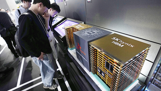４月にソウルのＣＯＥＸで開かれたワールドＩＴショーに展示されたＳＫハイニックスのＨＢＭモデル。［写真　ＡＰ＝聯合ニュース］