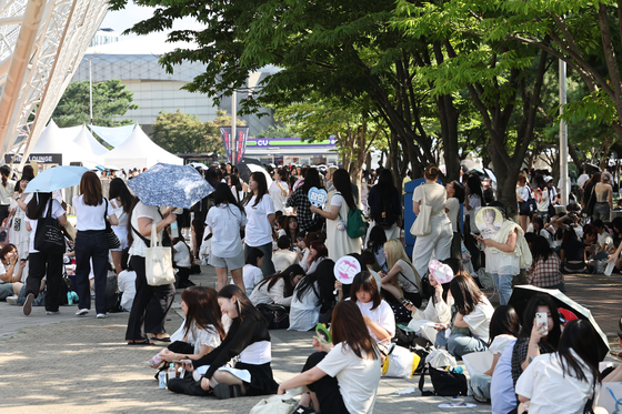 １０日、ソウルのオリンピック公園内にあるＫＳＰＯドーム（オリンピック体操競技場）で爆発物が設置されたという通報があり、観客たちが避難している。［写真　聯合ニュース］