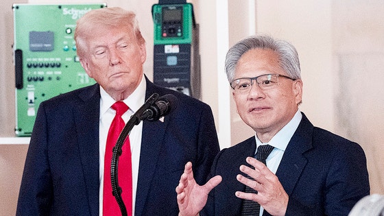 トランプ米大統領（左）が４月３０日にホワイトハウスでエヌビディアのジェンスン・フアン最高経営責任者（ＣＥＯ）の演説を聞いている。［写真　ＵＰＩ＝聯合ニュース］