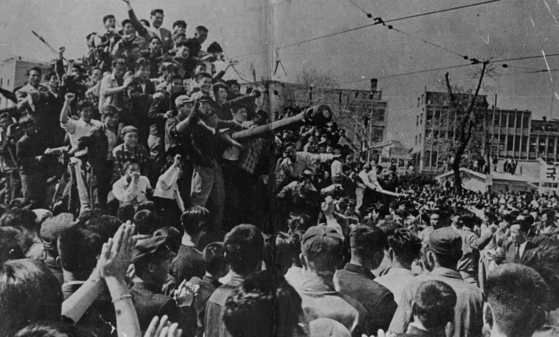  １９６０年の４・１９革命は不義に対抗する韓国の民主化運動の呼び水の役割をした。４・１９当時の人波。戒厳軍の戦車の上に市民が上がっている。［中央フォト］
