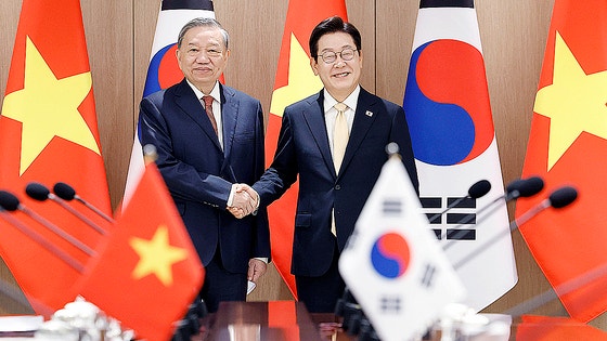 李在明大統領が１１日にソウルの大統領室で開かれた韓国ベトナム拡大首脳会談に先立ちベトナム共産党のトー・ラム書記長と握手している。［写真　聯合ニュース］
