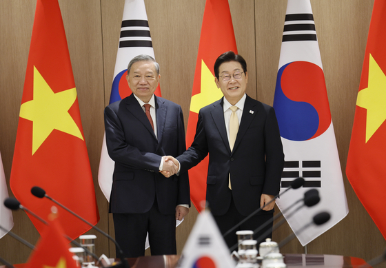 李在明大統領とベトナム共産党のトー・ラム書記長が１１日にソウルの大統領室で開かれた首脳会談で握手をしている。［写真　大統領室写真記者団］