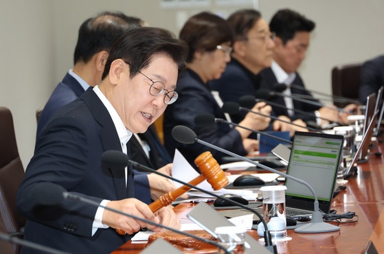 李在明（イ・ジェミョン）大統領が１１日午後、大統領室庁舎で臨時国務会議を開いた。李大統領はこの日、冒頭発言なく非公開で進行された国務会議で曹国（チョ・グク）前祖国革新党代表夫婦、尹美香（ユン・ミヒャン）元共に民主党議員、洪文鐘（ホン・ムンジョン）元セヌリ党議員らが含まれた８．１５特別赦免案を議決した。　［写真　大統領室写真記者団］