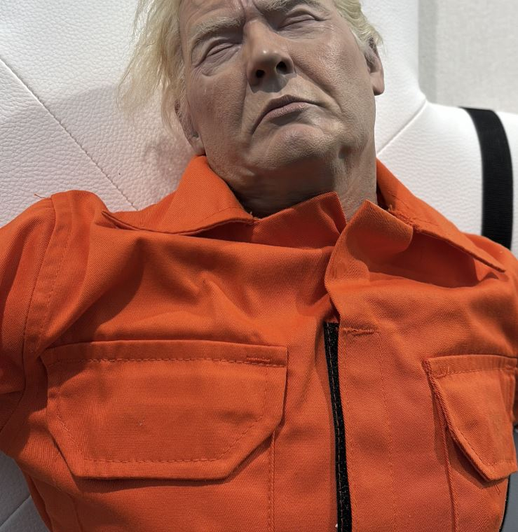  囚人服を着たトランプ氏の姿を表現した彫刻［写真　ギャラリー「Ｇｌｅｉｓ　４」のインスタグラム］