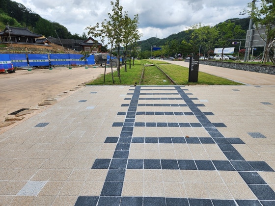 安東市法興洞に位置した臨清閣につながる散歩道。過去に臨清閣の前にあった線路を表す歩道ブロックが敷かれている。　キム・ジョンソク記者