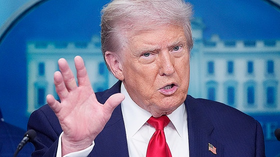 トランプ米大統領が１１日にホワイトハウスで中国に対する関税猶予の可能性などに対する記者らの質問に答えている。［写真　ＡＰ＝聯合ニュース］