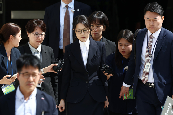 １２日午後、ソウル瑞草区のソウル中央地裁で行われた拘束前被疑者尋問（令状実質審査）を終えて出てくる金建希（キム・ゴンヒ）氏　［ニュース１］