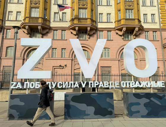 モスクワの在ロシア米国大使館の建物の前にロシア軍を象徴する造形物が設置されている。　［ＡＦＰ＝聯合ニュース］