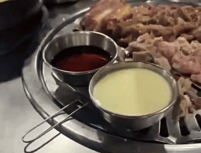 サムギョプサル屋の鉄板の端にウジが見えると掲載されたＳＮＳの映像の様子［ＳＮＳ　キャプチャー］