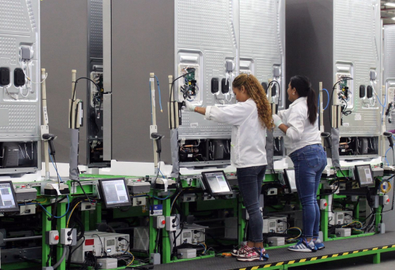 サムスン電子のメキシコ冷蔵庫生産基地であるケレタロ工場で労働者が生産ラインを点検している。［写真　サムスン電子］