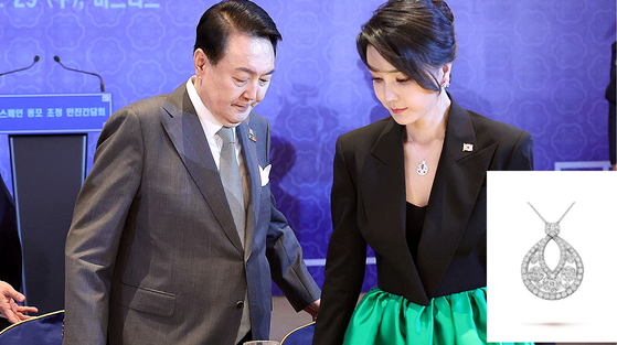 ２０２２年６月２９日、尹錫悦大統領と金建希氏はスペイン同胞夕食懇談会に出席した。金氏が着用したネックレスは「ヴァンクリーフ＆アーペル」スノーフレイク（当時６２００万ウォン）。　［大統領室写真記者団、ヴァンクリーフ＆アーペルホーム］