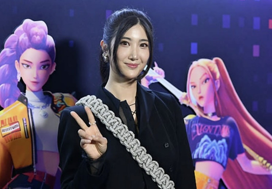 ネットフリックス『Ｋ－ＰＯＰガールズ！　デーモン・ハンターズ』オリジナル・サウンドトラック『Ｇｏｌｄｅｎ』歌唱者のＥＪＡＥ。［インスタグラム　キャプチャー］