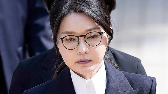 尹錫悦（ユン・ソクヨル）前大統領の妻・金建希（キム・ゴンヒ）氏が１２日午後、ソウル中央地裁で行われた拘束前被疑者尋問（令状実質審査）を終え、裁判所を出ている。　［写真　共同取材団］