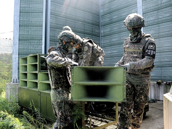 韓国軍は４日、対北朝鮮心理戦のため前方に設置していた拡声器の撤去に入った。写真は拡声器撤去作業の場面。［写真　国防部、聯合ニュース］