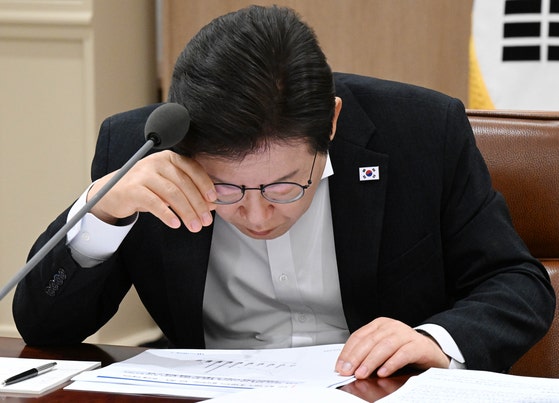 李在明大統領が１３日、国家財政節約懇談会に参加して資料を確認している。李大統領は国家財政を種に例え、「１升借りて種をまき秋に１俵を収穫できるなら当然借りて種をまかなければならないのではないのか」と話した。［写真　大統領室写真記者団］