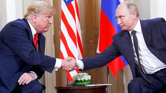 ２０１８年７月１６日（現地時間）、フィンランド・ヘルシンキの大統領宮殿で、米国のドナルド・トランプ大統領（左）とロシアのウラジーミル・プーチン大統領が会談を開始し、握手を交わしている。ＡＰ＝聯合ニュース