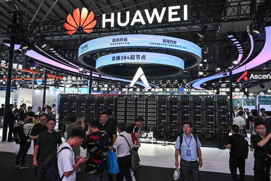  先月中国の上海で開かれた世界ＡＩカンファレンス（ＷＡＩＣ）のファーウェイのブース。［写真　ＡＦＰ＝聯合ニュース］