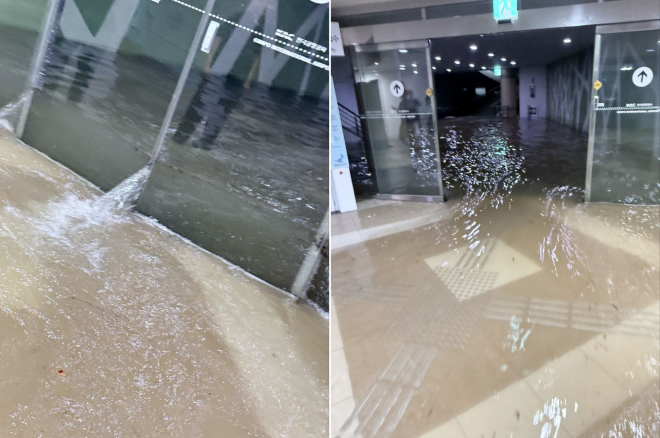  金浦（キンポ）空港国際線ゲートに勢いよくに流れ込む雨水。（写真　ＳＮＳ）
