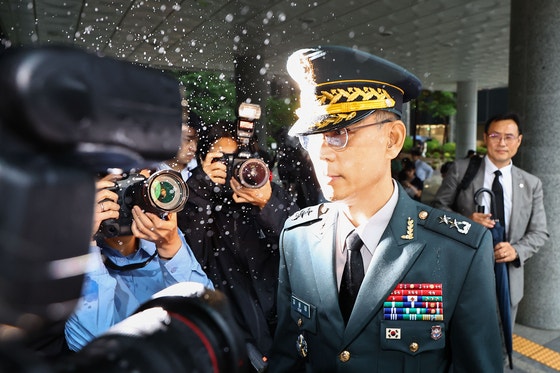 キム・ヨンデ・ドローン作戦司令官が無人機作戦に関連して被疑者として取り調べを受けるため１７日、ソウル高検に設置された趙垠奭（チョ・ウンソク）内乱特検事務室に出頭している。　キム・ジョンホ記者