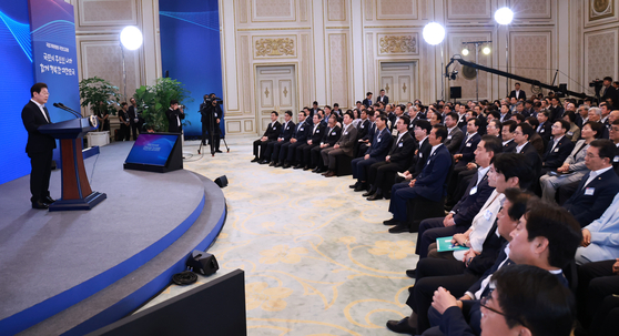 李在明大統領が１３日に青瓦台迎賓館で開かれた国政企画諮問委員会員会国民報告大会で発言している。［写真　聯合ニュース］