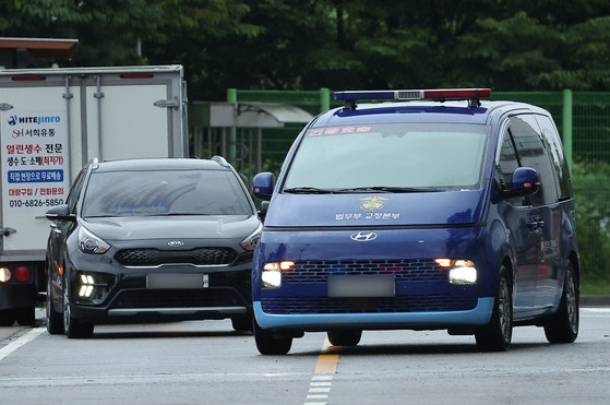 拘束された金建希（キム・ゴンヒ）氏を乗せていると推定される護送車が１４日午前、ソウル九老区（クログ）ソウル南部拘置所で特検事務室に向かっている。　［ニュース１］
