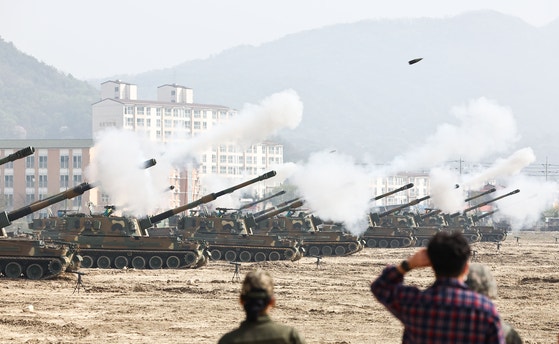 昨年４月、首都砲兵旅団が江原道鉄原郡（カンウォンド・チョルウォングン）の文恵里（ムンヘリ）射撃場で行われた「首都軍団合同砲弾射撃訓練」で、Ｋ９自走砲の実射訓練を行っている。キム・ジョンホ記者