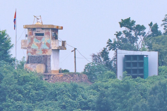 １１日、京畿道坡州市の境界地域から見た北朝鮮軍哨所のそばに対南拡声器が設置されている。［写真　聯合ニュース］
