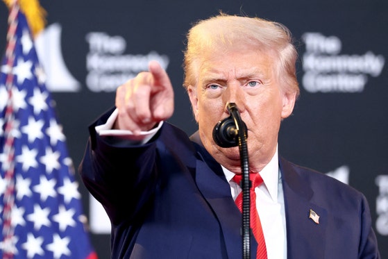 トランプ米大統領が１３日にワシントンＤＣのケネディセンターで取材陣と対話中に記者を指している。［写真　ロイター＝聯合ニュース］