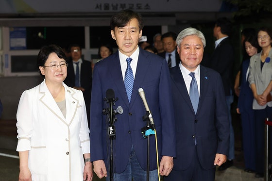 韓国祖国革新党の曺国（チョ・グク）元代表が１５日、光復節（解放記念日）特別赦免・復権措置によりソウル九老区（クログ）の南部刑務所から出所し、国民に向けて挨拶している。チョン・ミンギュ記者