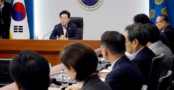 韓国の李在明（イ・ジェミョン）大統領が１４日午後、ソウル竜山（ヨンサン）大統領室庁舎で開かれた第７回首席・補佐官会議に出席して冒頭発言をしている。［写真　大統領室写真記者団］